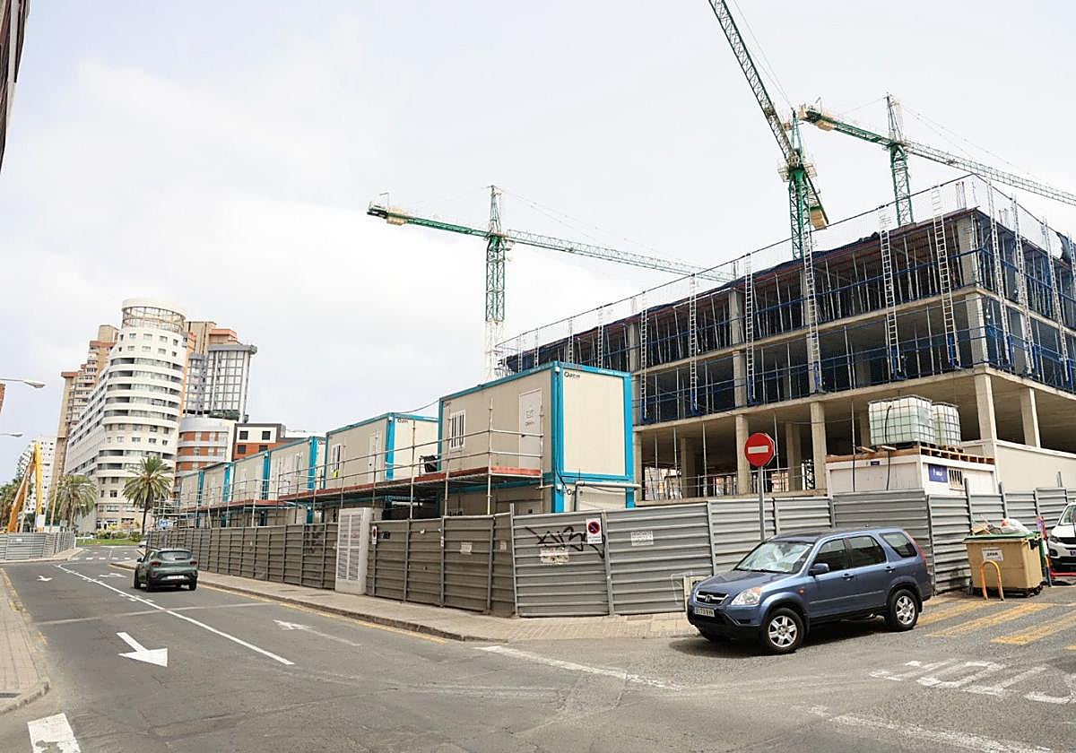 Imagen del edificio que se levanta en plaza de América.