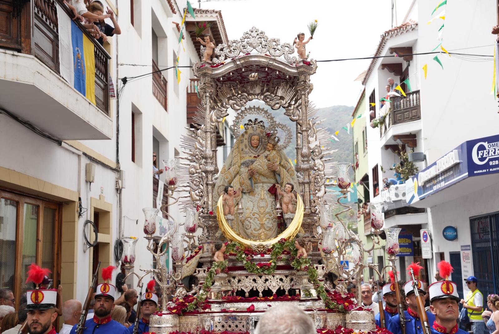 Pétalos, lágrimas y emoción honran a la Virgen del Pino