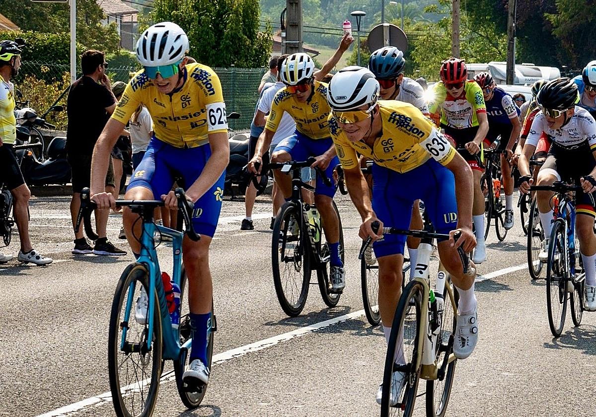 Ciclistas del equipo isleño, durante una prueba en esta temporada.