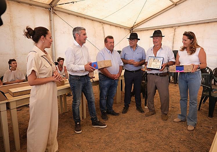 Homenaje a Vicente Hernández.