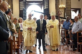 josé Mazuelos entrando en la basílica del Pino acompañado por Fernando Calvijo, presidente del Gobierno de Canarias.