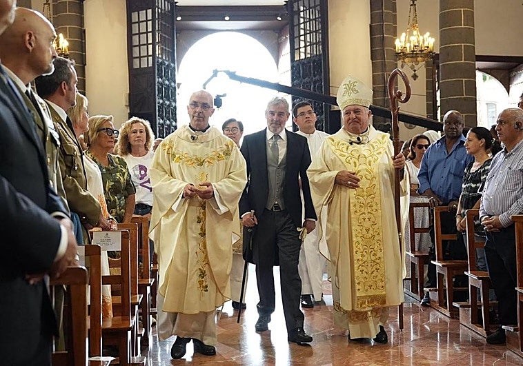 josé Mazuelos entrando en la basílica del Pino acompañado por Fernando Calvijo, presidente del Gobierno de Canarias.