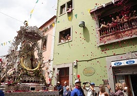 La Virgen del Pino, a su paso por una de las calles de Teror.