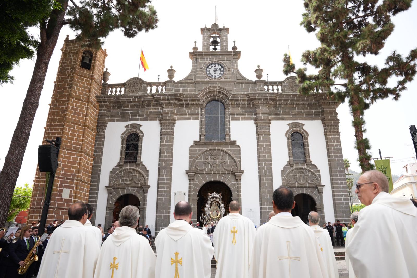 Pétalos, lágrimas y emoción honran a la Virgen del Pino