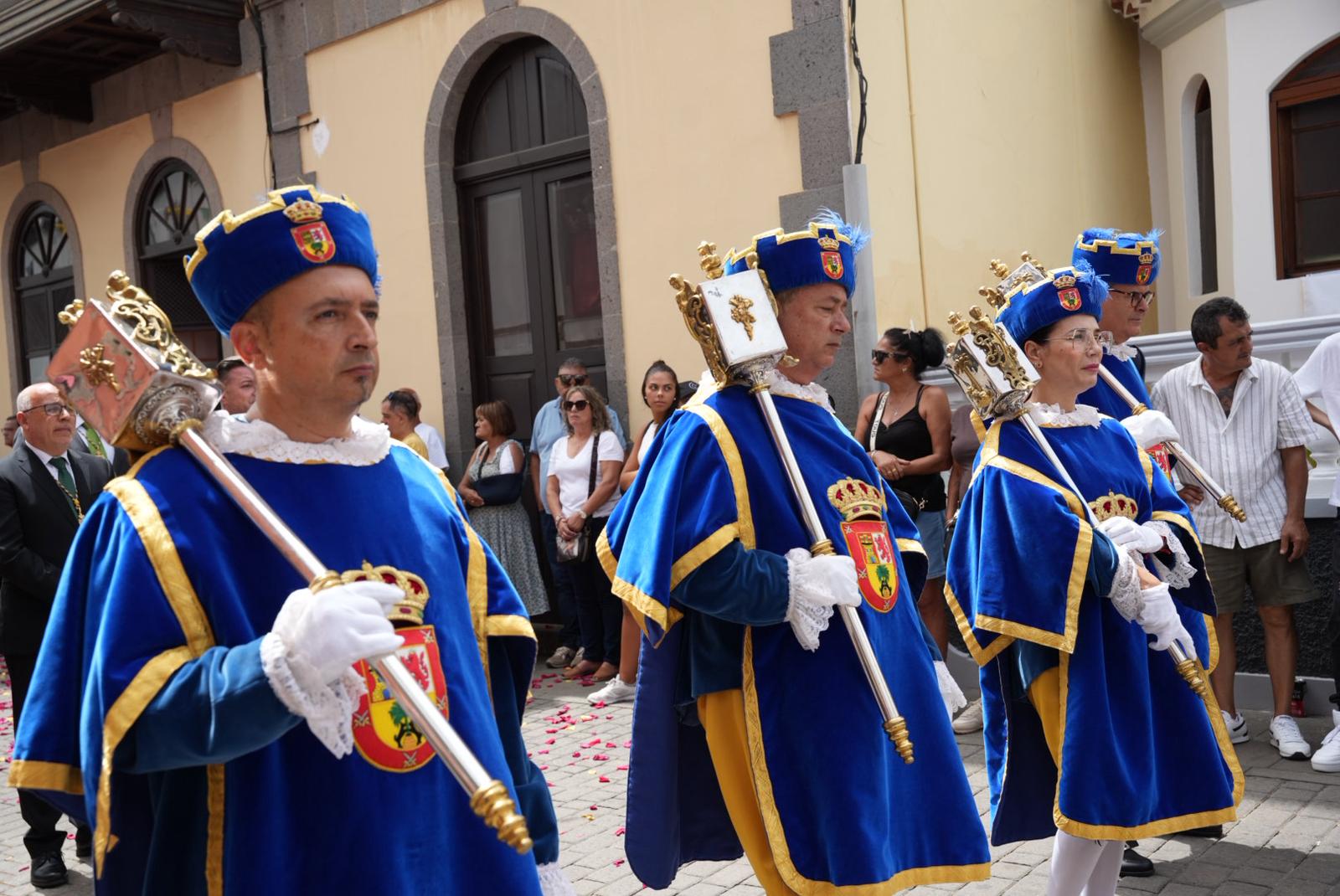 Pétalos, lágrimas y emoción honran a la Virgen del Pino
