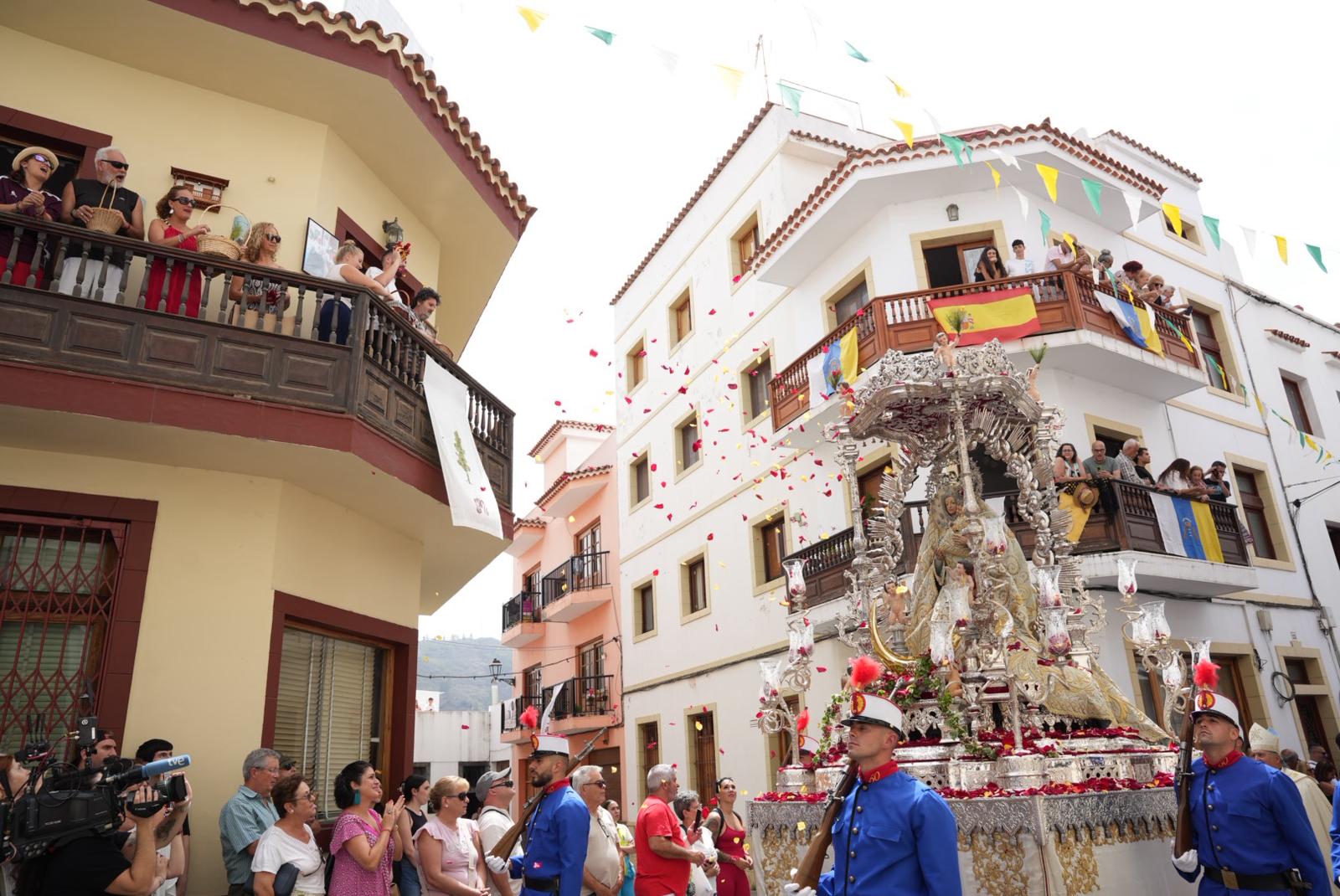 Pétalos, lágrimas y emoción honran a la Virgen del Pino