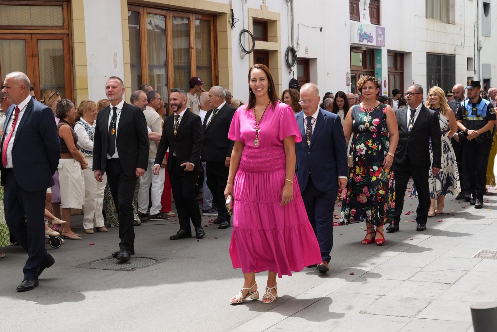 Pétalos, lágrimas y emoción honran a la Virgen del Pino