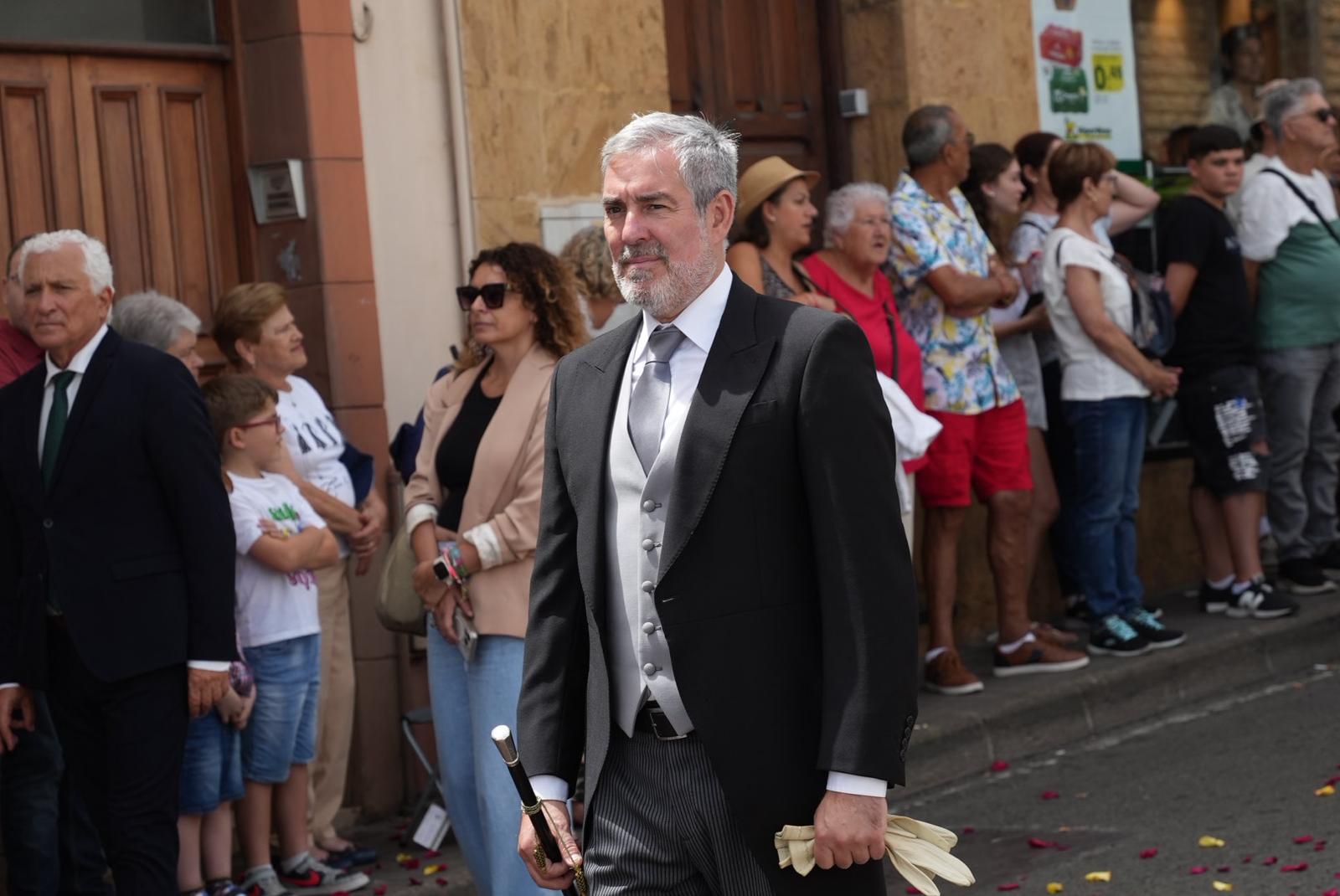 Pétalos, lágrimas y emoción honran a la Virgen del Pino