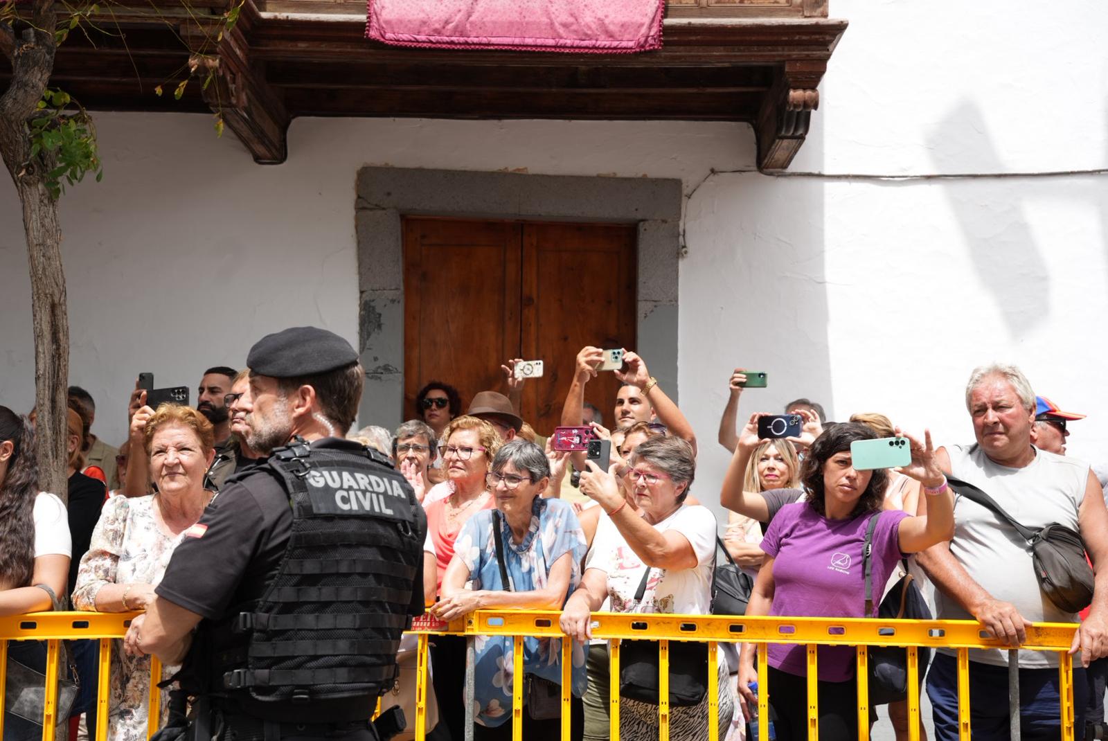 Pétalos, lágrimas y emoción honran a la Virgen del Pino