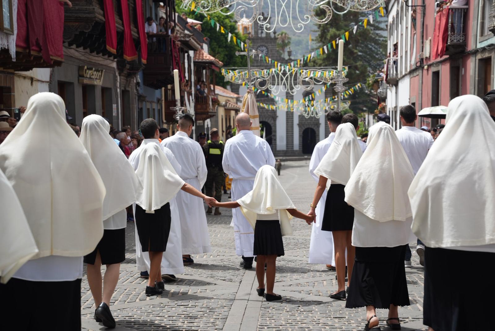 Pétalos, lágrimas y emoción honran a la Virgen del Pino