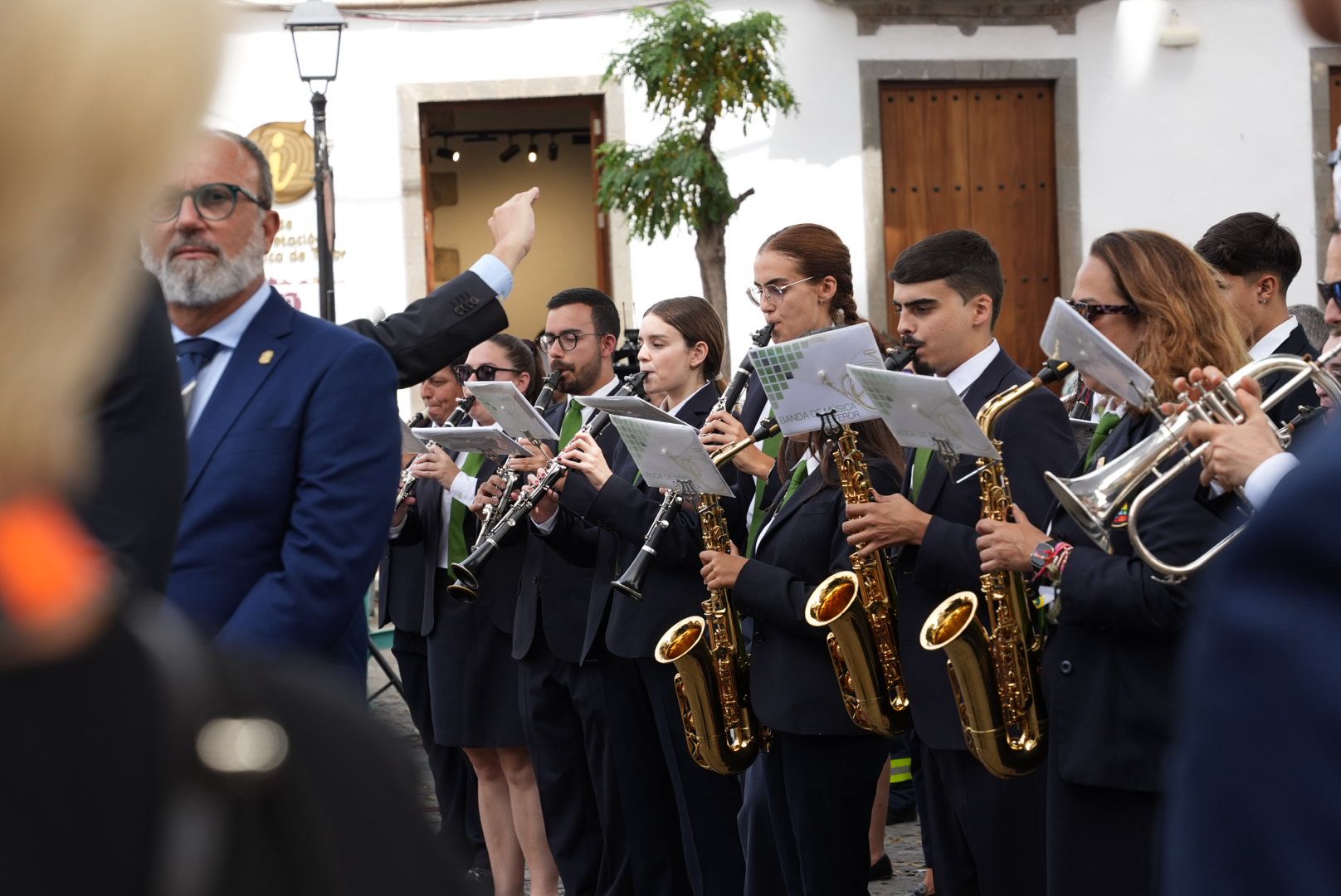 Pétalos, lágrimas y emoción honran a la Virgen del Pino