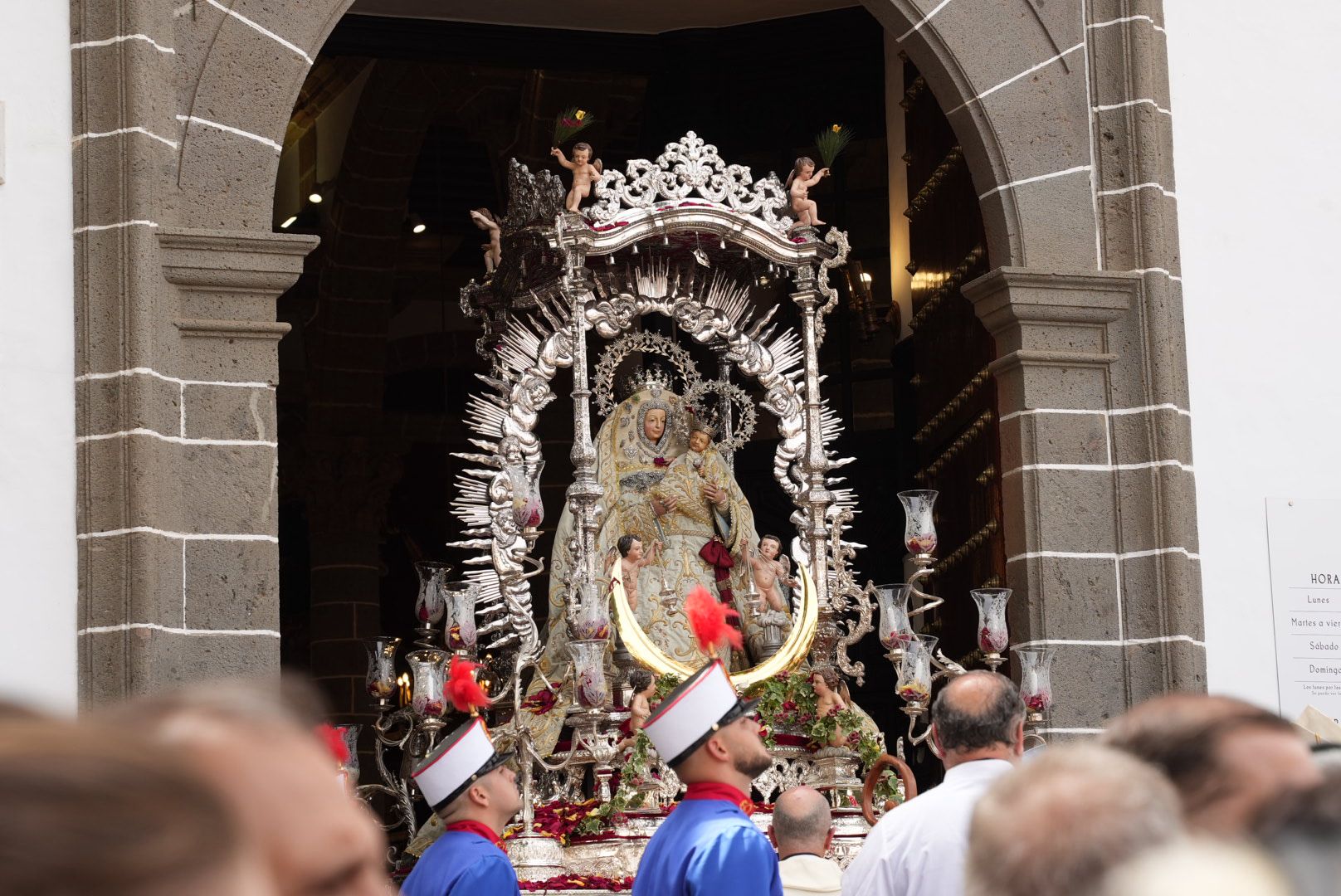 Pétalos, lágrimas y emoción honran a la Virgen del Pino