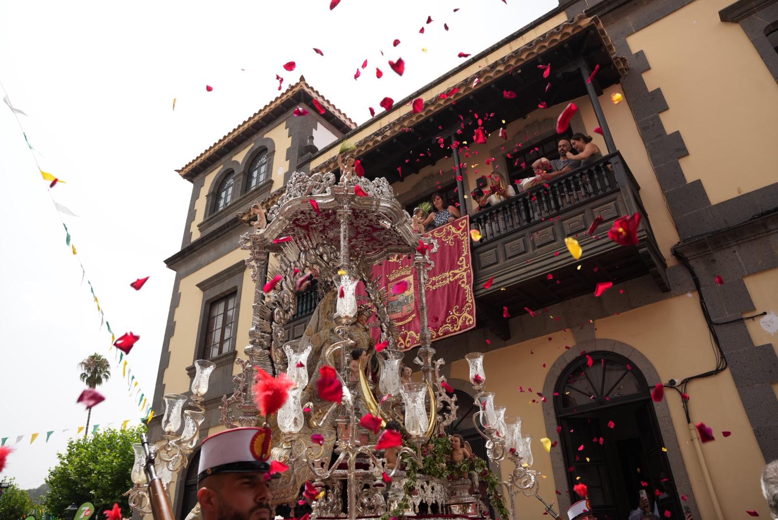 Pétalos, lágrimas y emoción honran a la Virgen del Pino