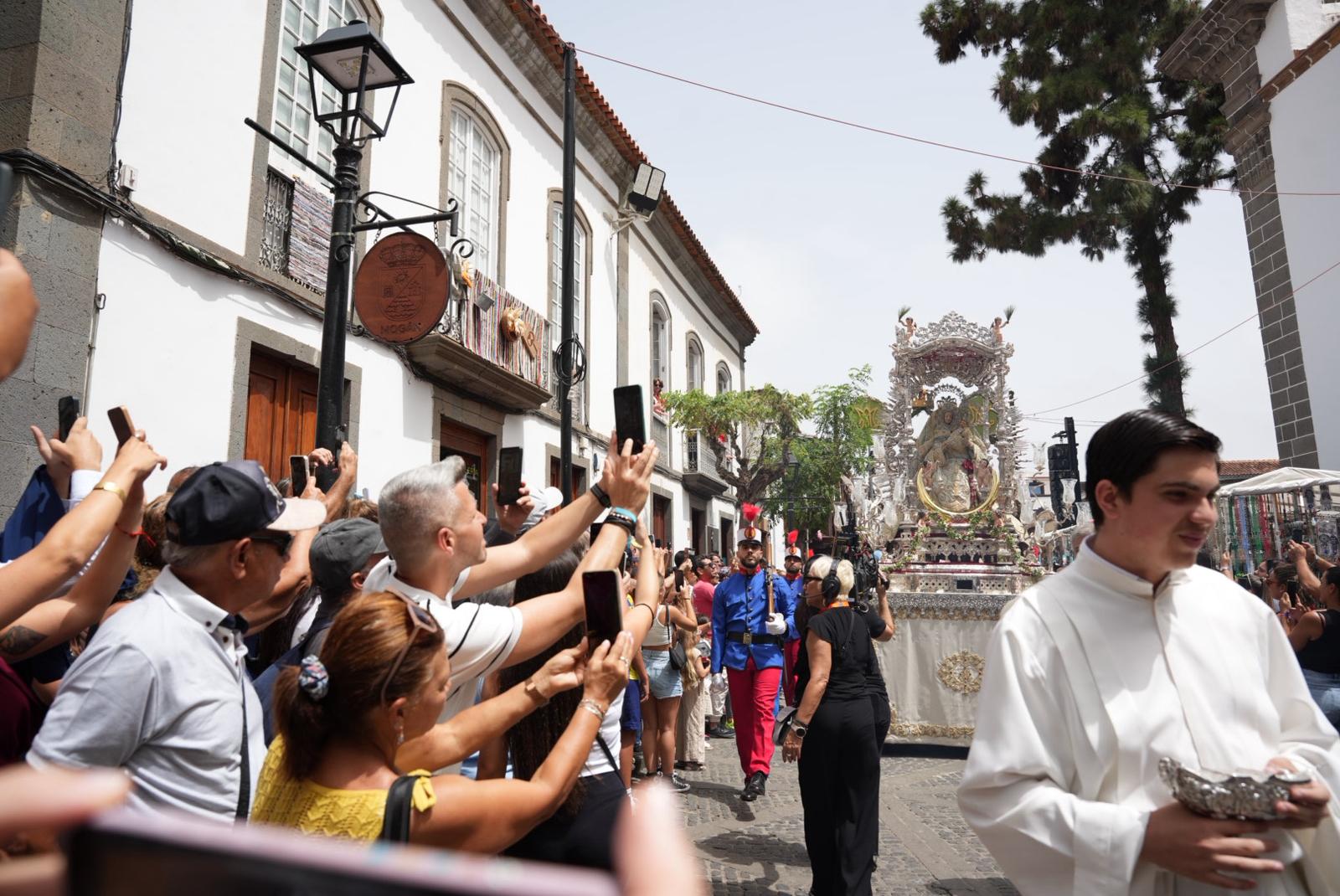 Pétalos, lágrimas y emoción honran a la Virgen del Pino