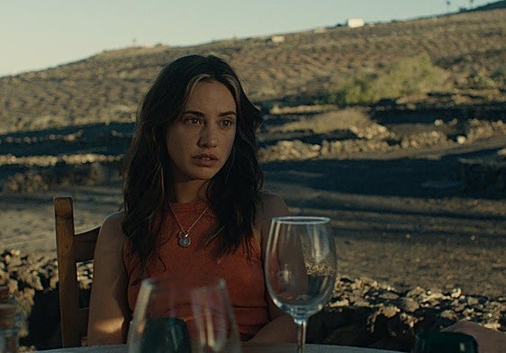 La actriz Asia Ortega, en una secuencia de 'Fragmentos', rodada en Lanzarote.