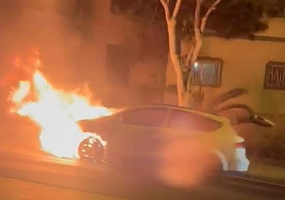 Momento del incendio del vehículo.