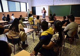 Padres y alumnos asistiendo a las jornadas de bienvenida