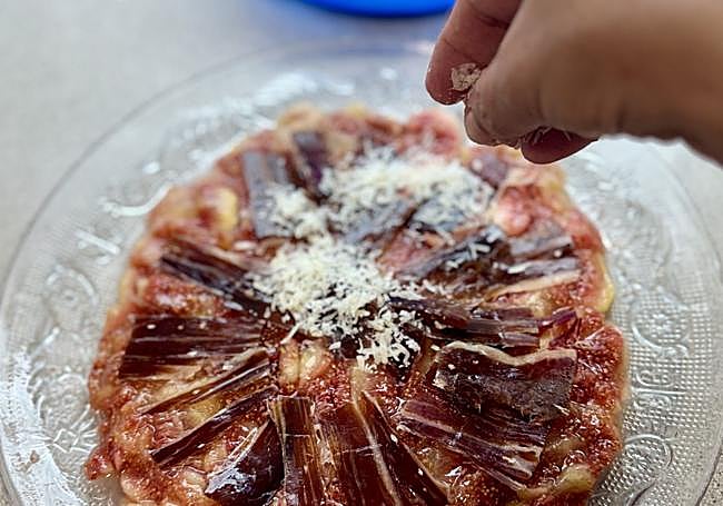 Espolvoreamos el queso rallado