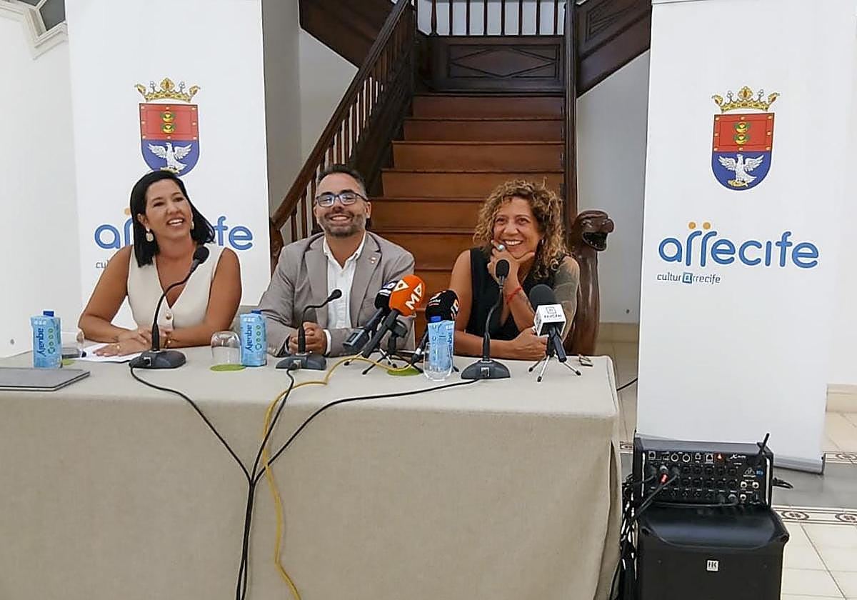 Abigail González, Echedey Eugenio y Rosana, dando detalles de la docuserie.