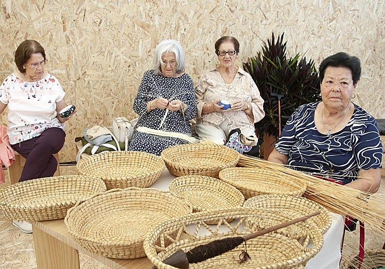 Profesionales en un puesto artesanal en la tarde de este miércoles.
