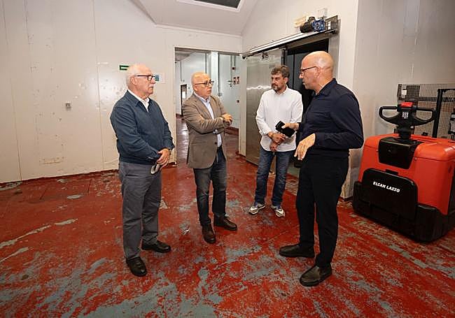 Miguel Hidalgo, Antonio Morales, Antonio Rodríguez y Agustín González, en la planta de gestión de residuos.