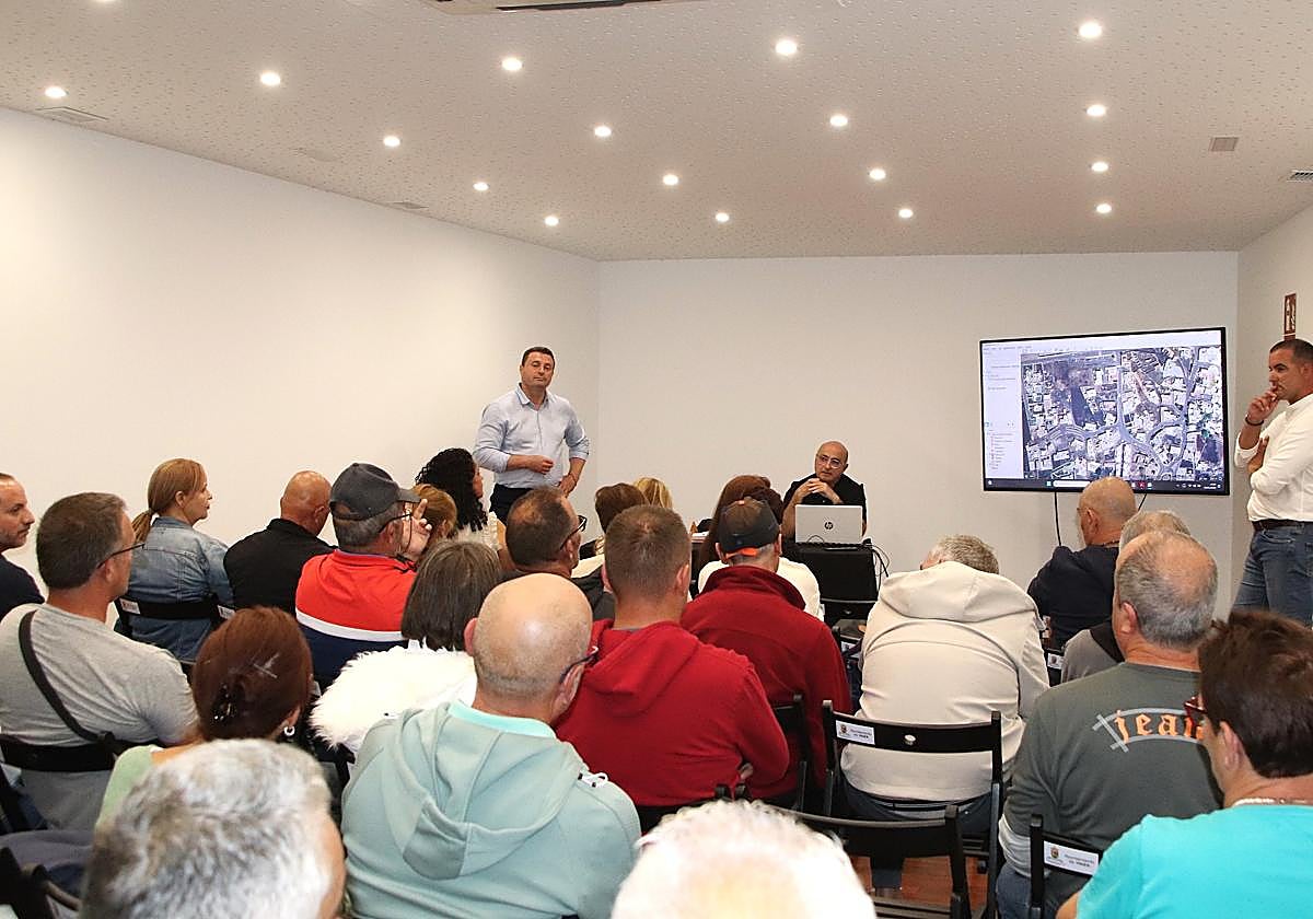 Encuentro reciente del alcalde de Yaiza con vecinos de Uga.
