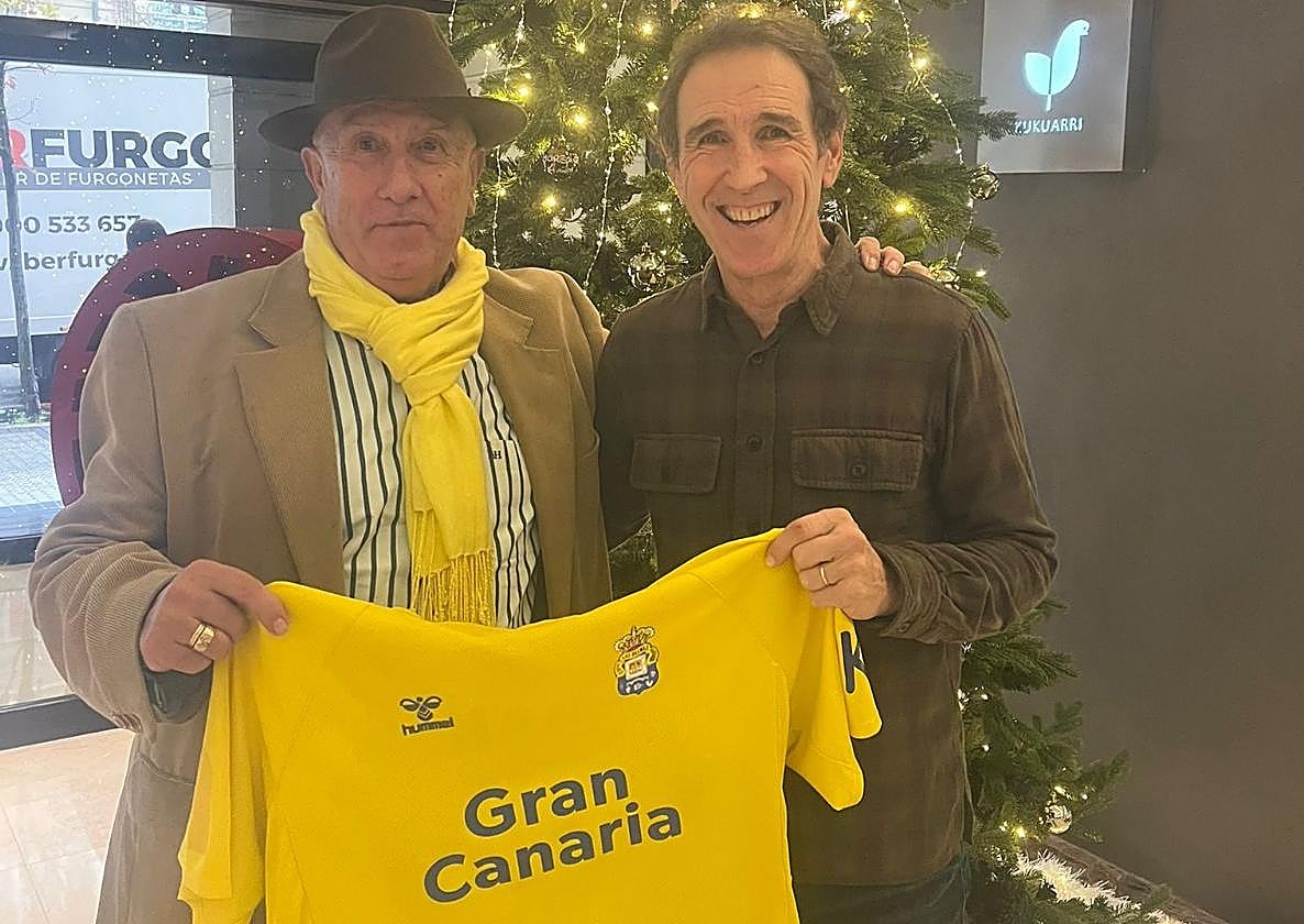 Alfredo del Castillo, con una camiseta de la UD Las Palmas junto a Jesús Zamora, un histórico de la Real Sociedad, en Anoeta.