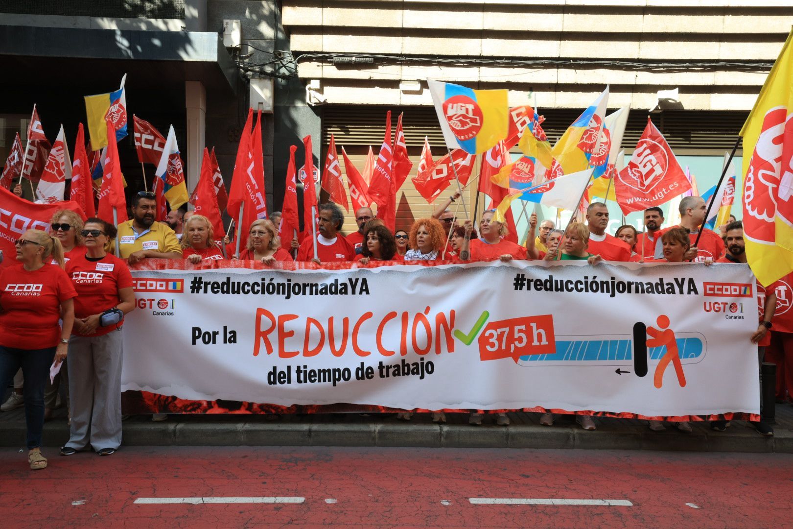 Los sindicatos CCOO y UGT se manifiestan en reclamo de la reducción de la jornada laboral