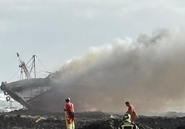 El atunero encallado arde en la costa de Órzola, Lanzarote.