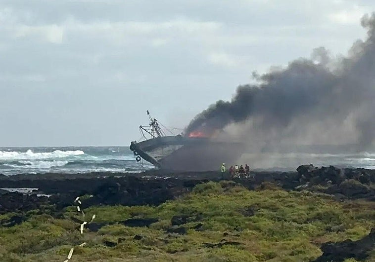 El atunero encallado en el Charco de la Condesa.