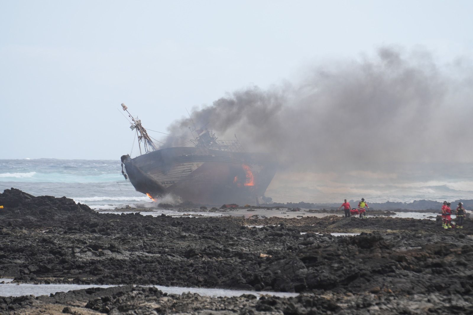 El incendio del barco atunero encallado en Órzola
