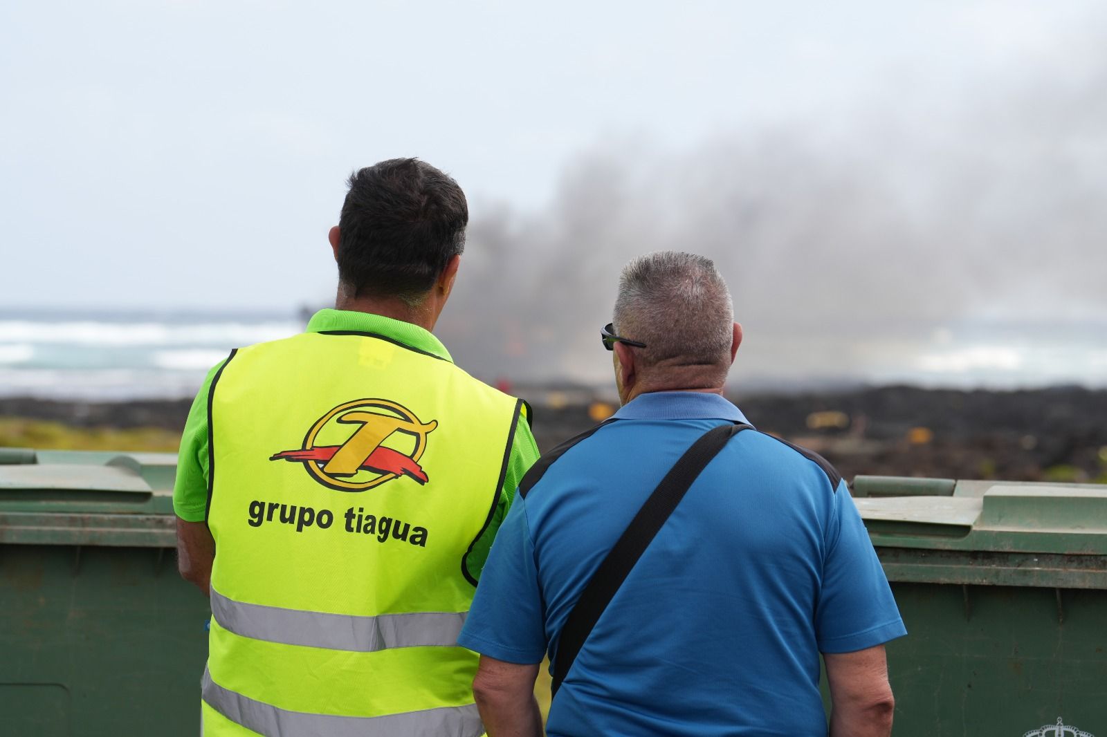 El incendio del barco atunero encallado en Órzola