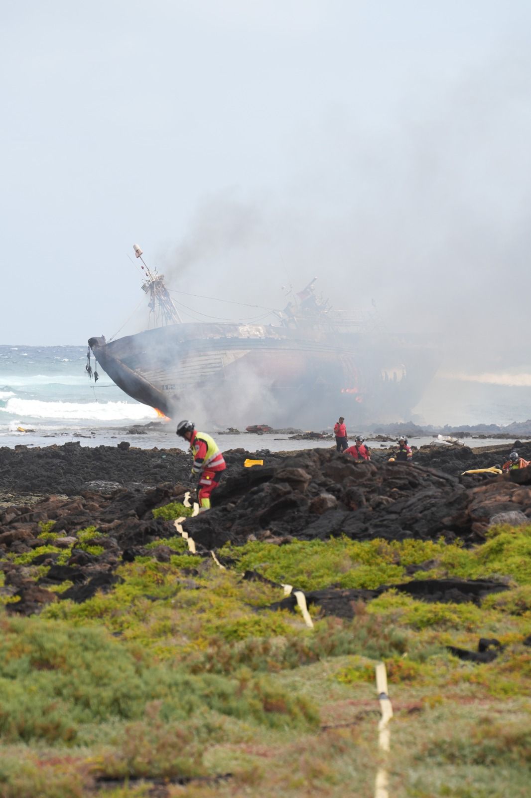 El incendio del barco atunero encallado en Órzola
