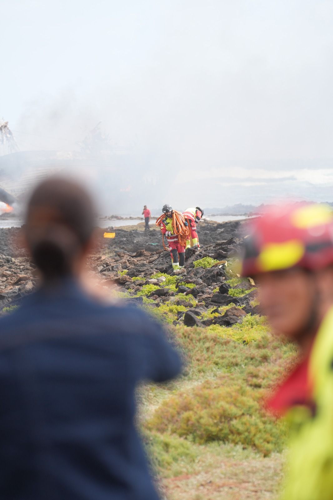 El incendio del barco atunero encallado en Órzola