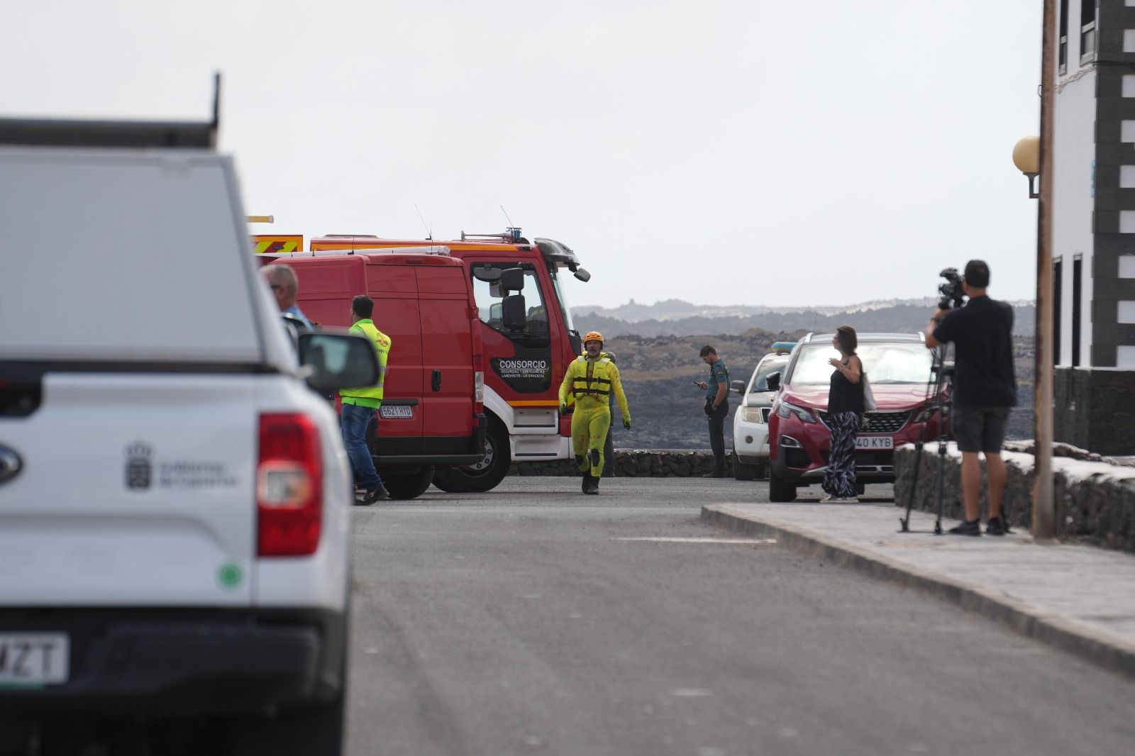 El incendio del barco atunero encallado en Órzola