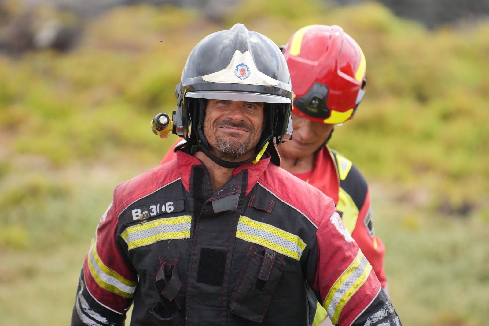 El incendio del barco atunero encallado en Órzola