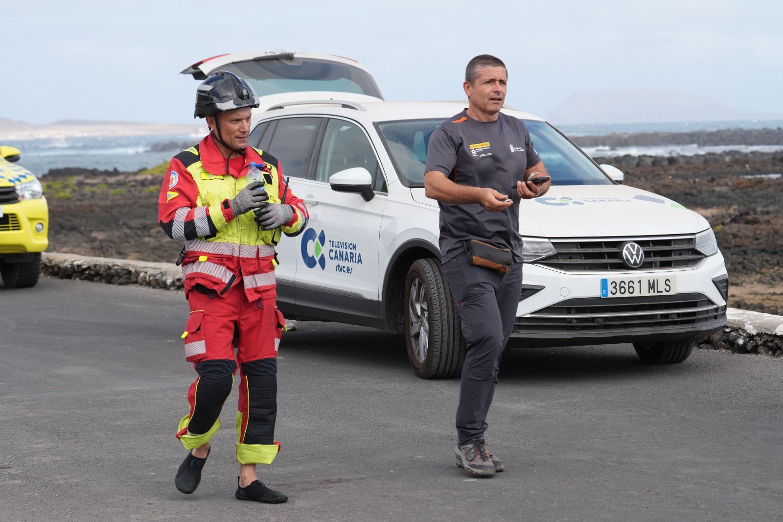 El incendio del barco atunero encallado en Órzola