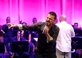 Coque Malla, protagonista de 'La ópera de los tres centavos', durante su actuación en el acto de presentación de la temporada.