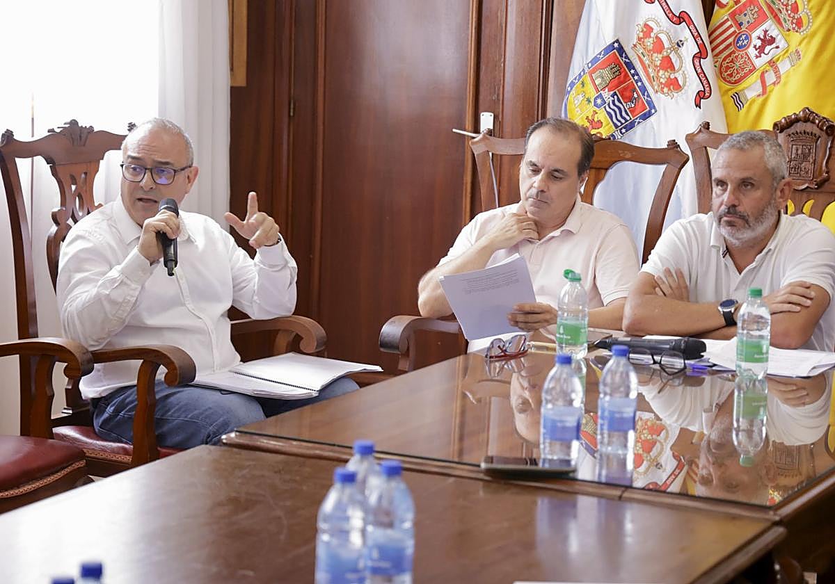 El grupo de gobierno del Ayuntamiento de Guía en el pleno del pasado 1 de agosto.