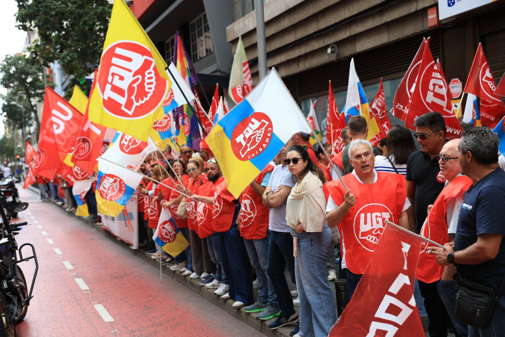 Los sindicatos CCOO y UGT se manifiestan en reclamo de la reducción de la jornada laboral