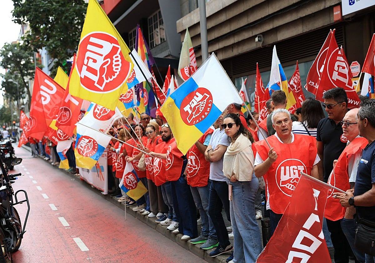 Los sindicatos CCOO y UGT se manifiestan en reclamo de la reducción de ...