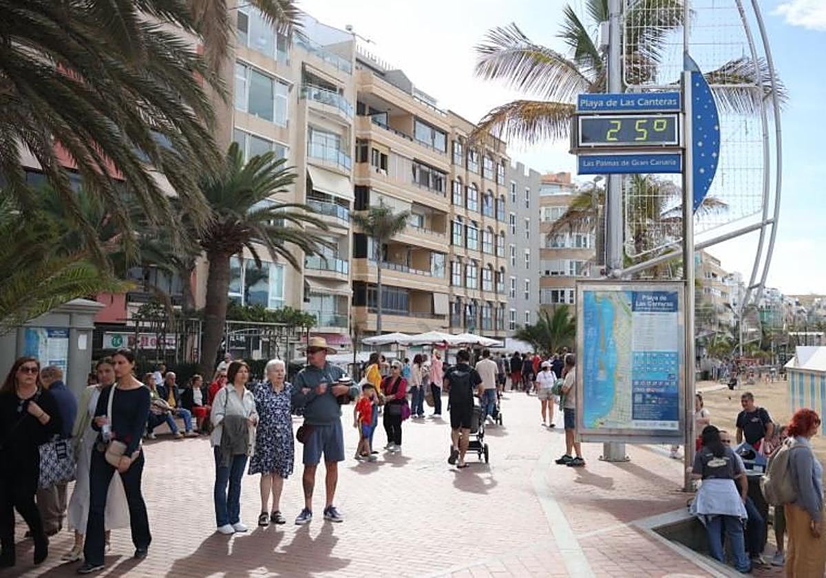 Imagen de archivo del Paseo de Las Canteras a la altura de la plaza de Saulo Torón.