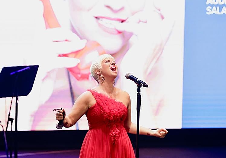 La cantante Pasión Vega dio un anticipo del concierto 'Pasión Almodóvar', que protagoniza el 20 de septiembre.