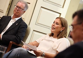 La presidenta del Parlamento, Astrid Pérez, conversa en el videopodcast.