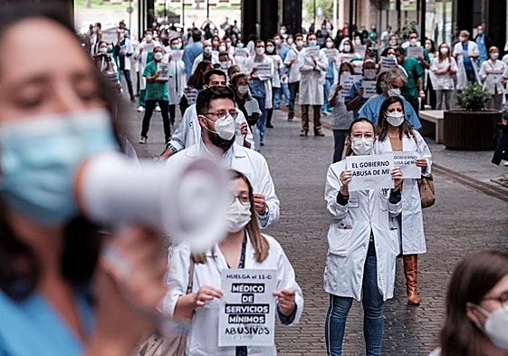 Imagen de archivo de facultativos temporales pidiendo la estabilización a las puertas del hospital Doctor Negrín.