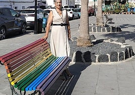 Nuria Acuña junto al banco LGTBI+ de Punta Mujeres ya restaurado.