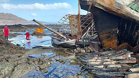 Imagen de los restos del atunero encallado.