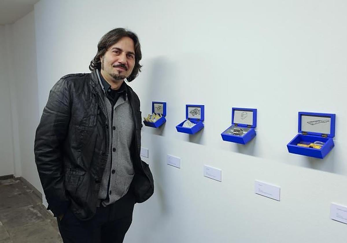 Augusto Vives, uno de los artistas participantes en la muestra solidaria, en una imagen de archivo.