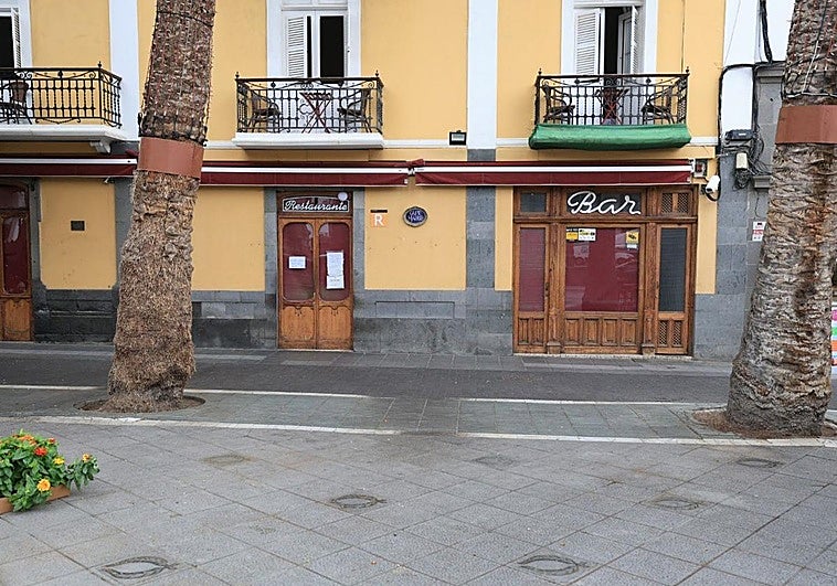 Imagen de ese jueves del local, que anuncia el cierre «hasta previo aviso» en un cartel.