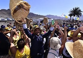 Personas disfrutando de las fiestas en La Aldea.
